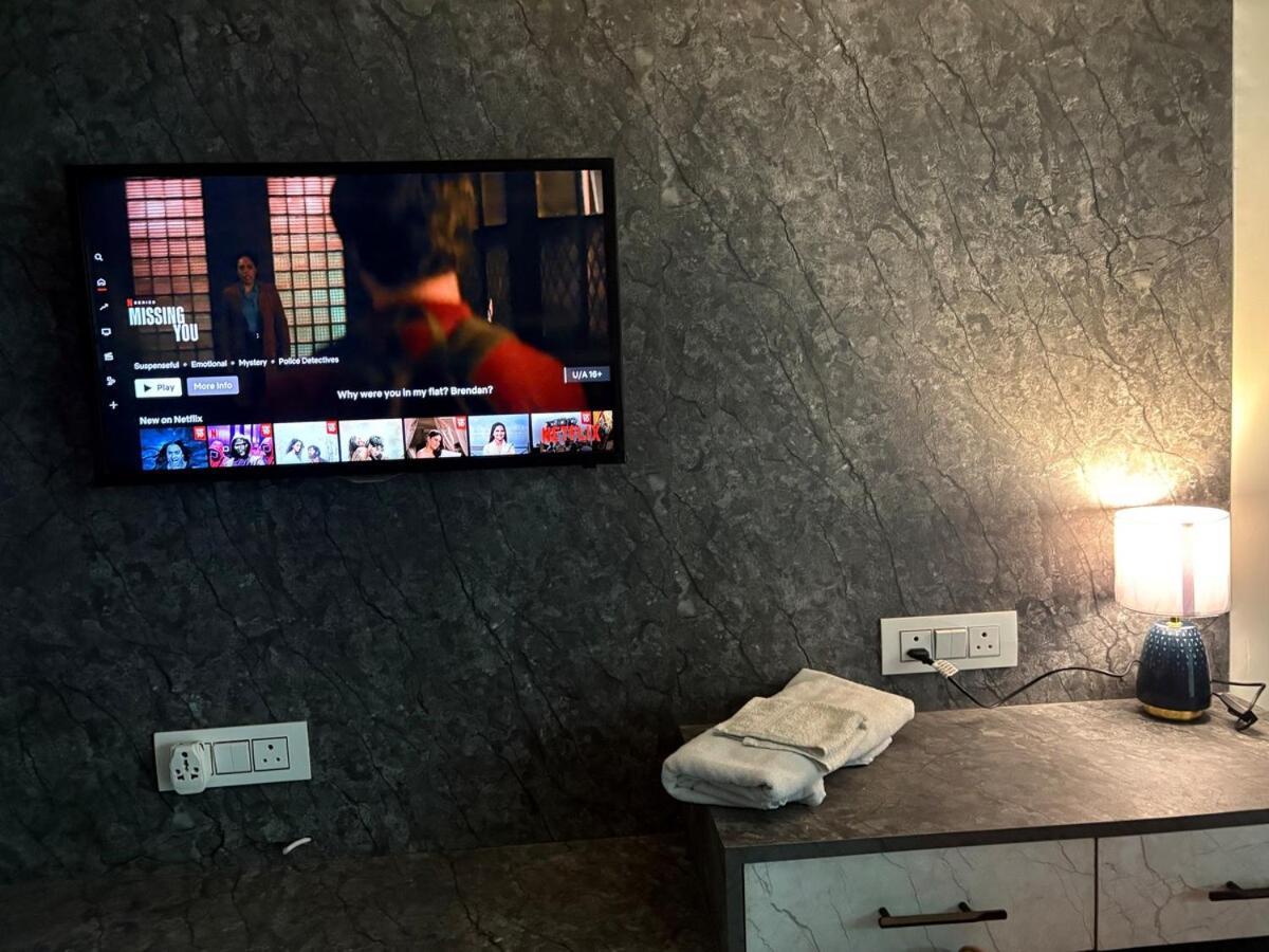 Elegant In Dlf Capitalgreens West Delhi Apartment *