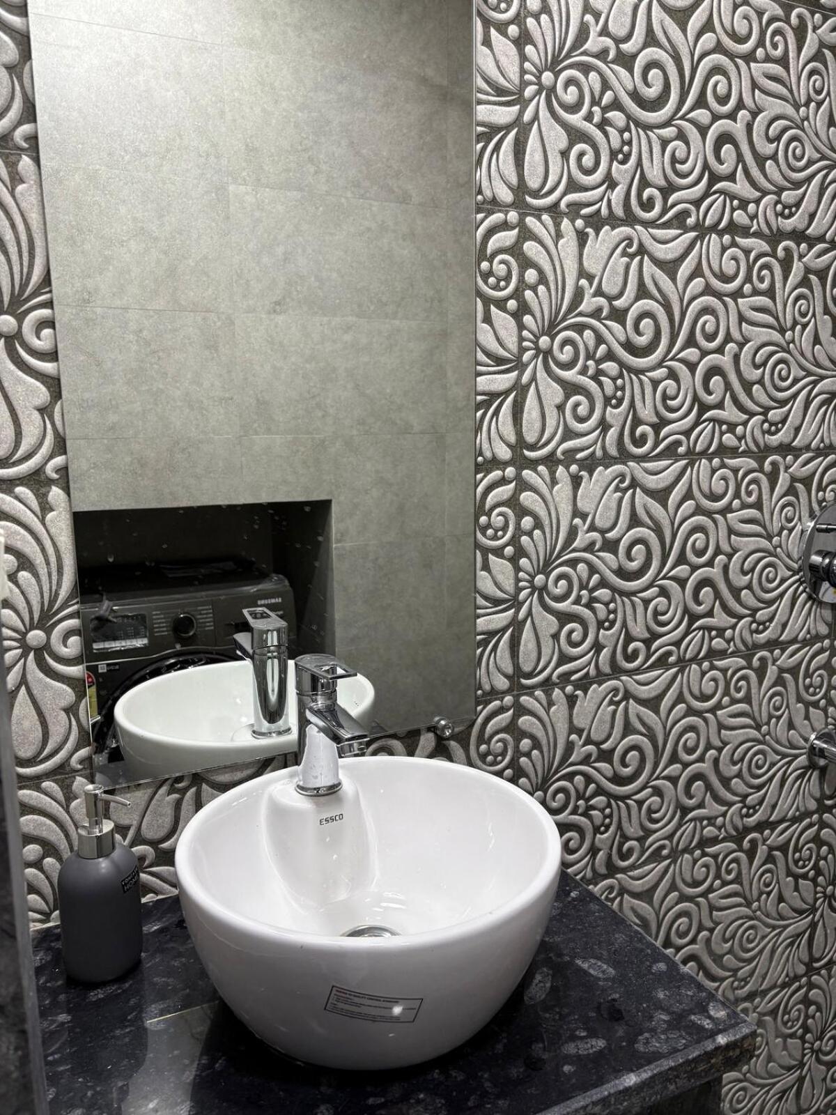 Elegant In Dlf Capitalgreens West Delhi *