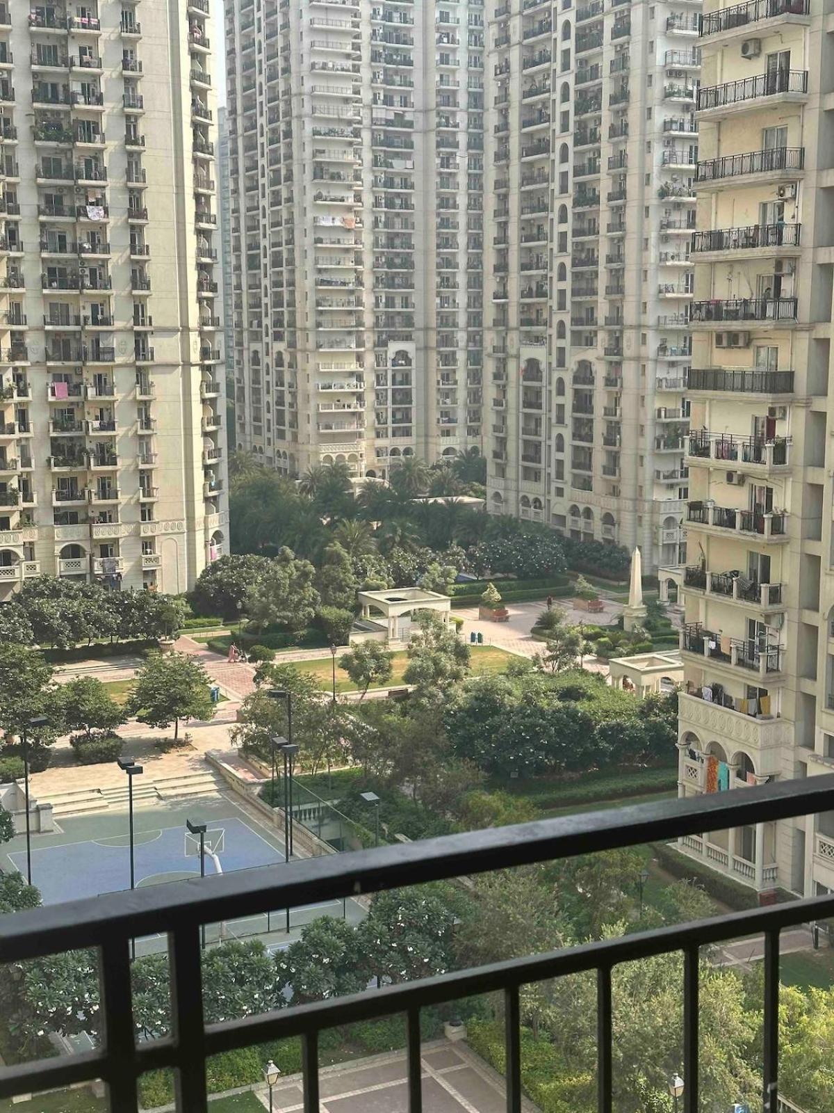 Elegant In Dlf Capitalgreens West Delhi * New Delhi