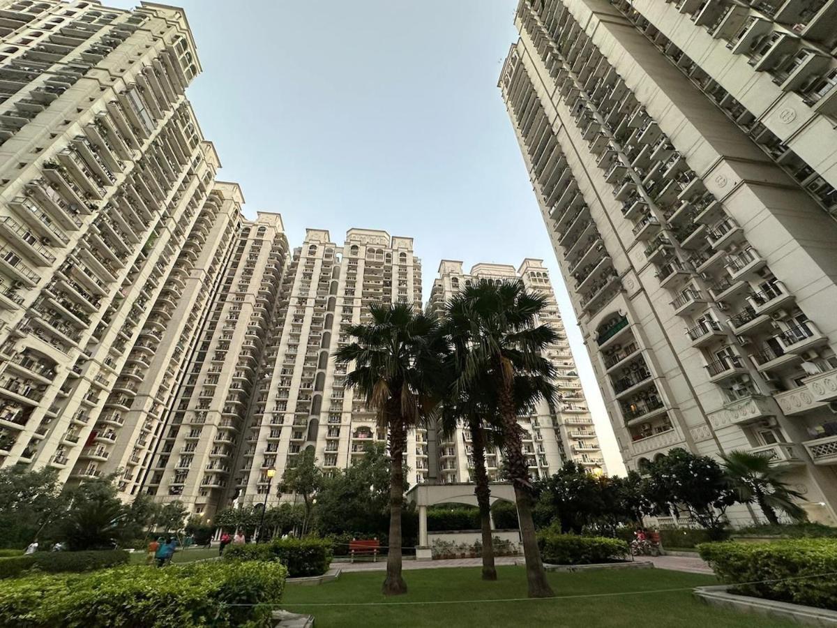 Elegant In Dlf Capitalgreens West Delhi *