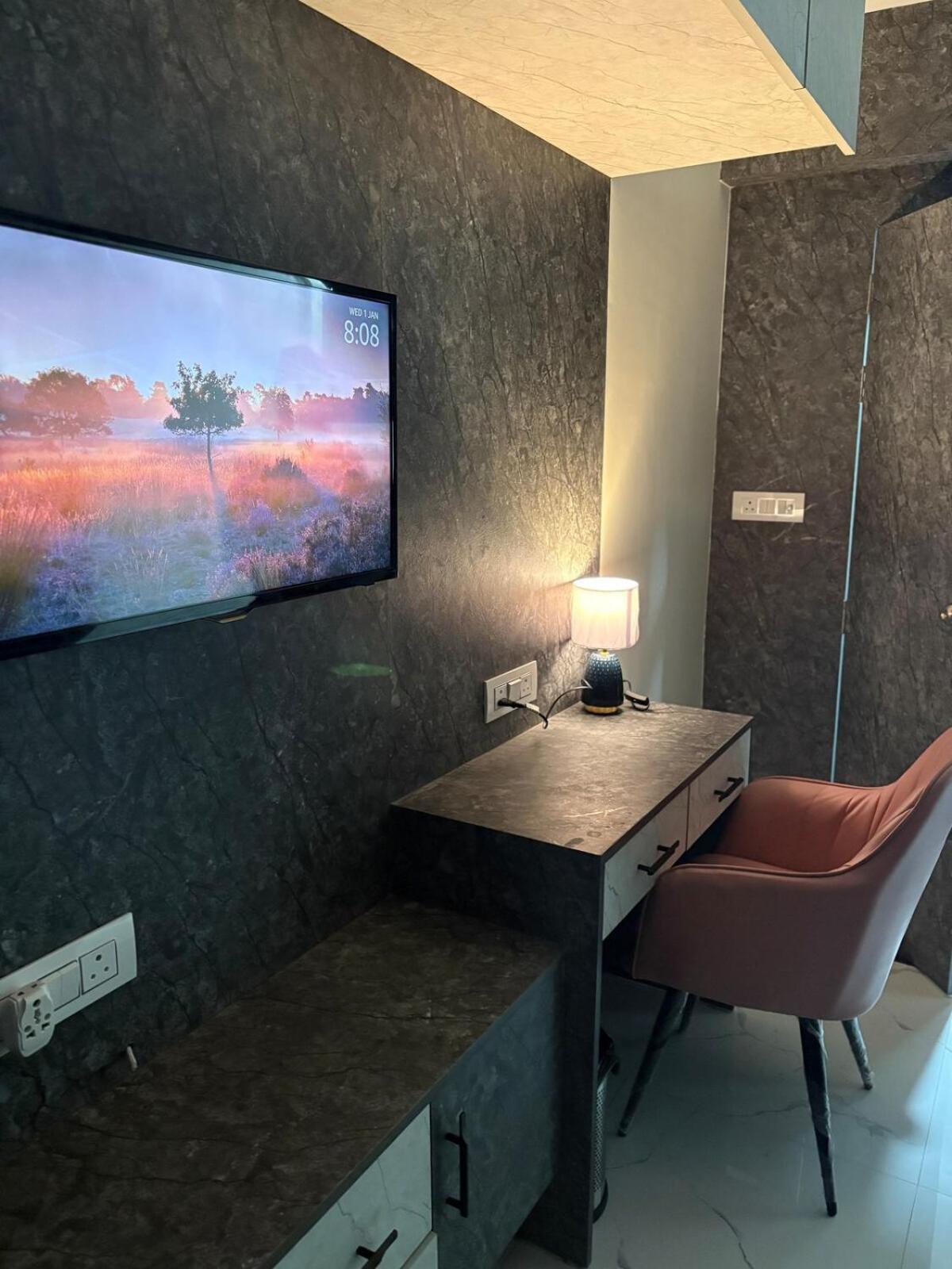 Apartment Elegant In Dlf Capitalgreens West Delhi