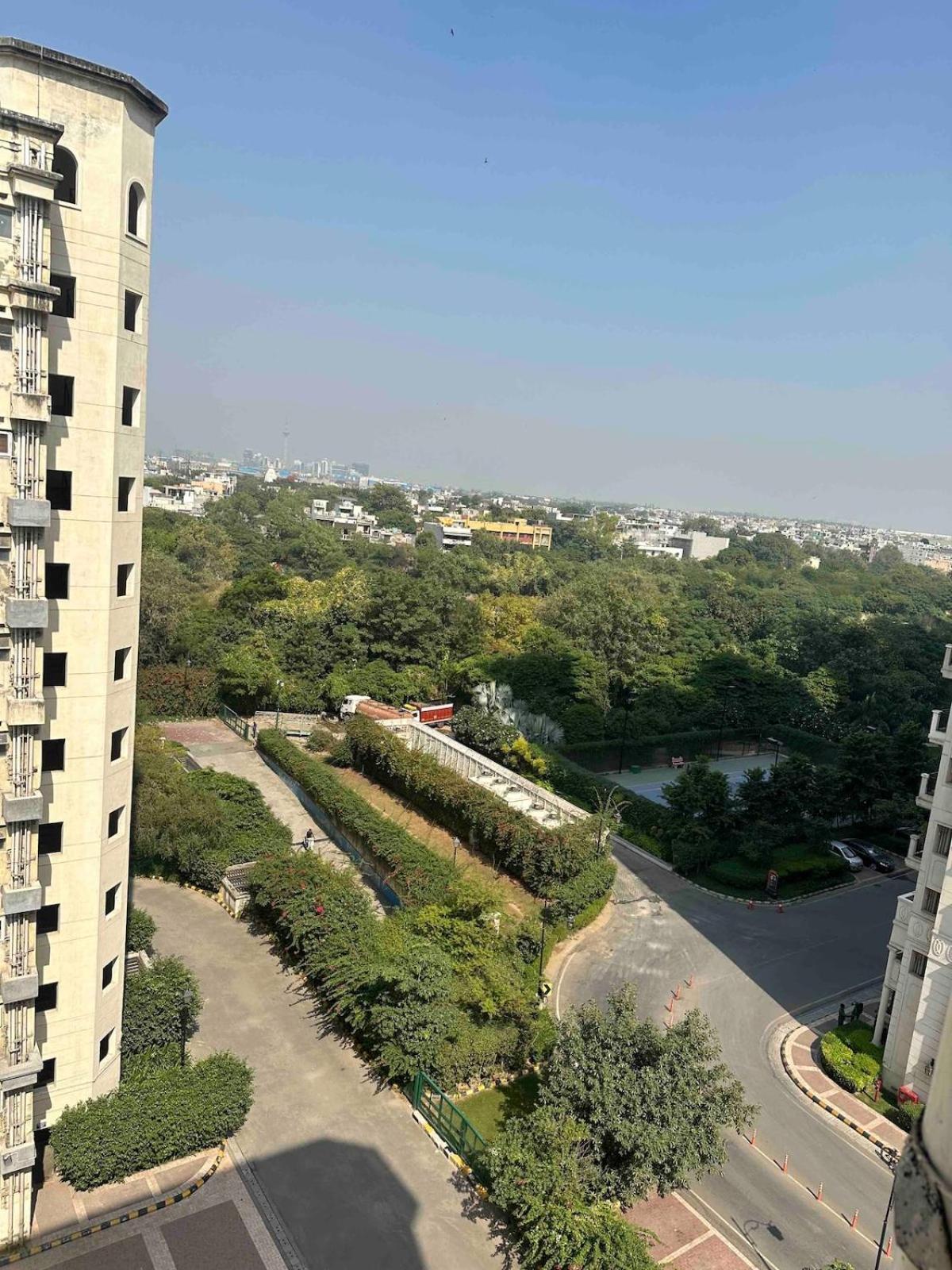 Elegant In Dlf Capitalgreens West Delhi *